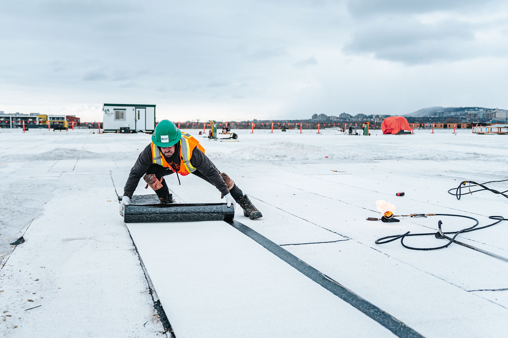 Homme travaillant sur la toiture en hiver