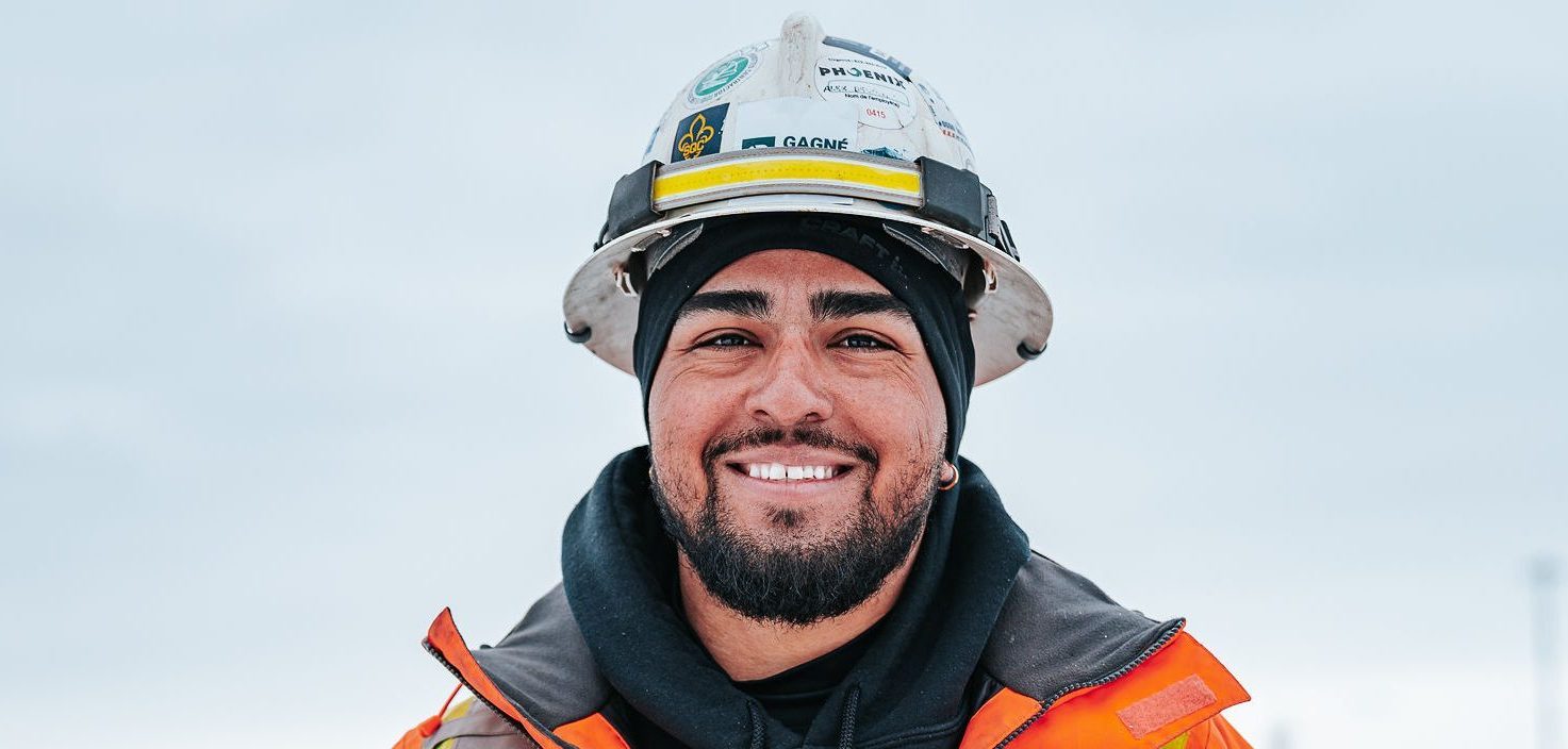 Homme avec barbe souriant sur un chantier