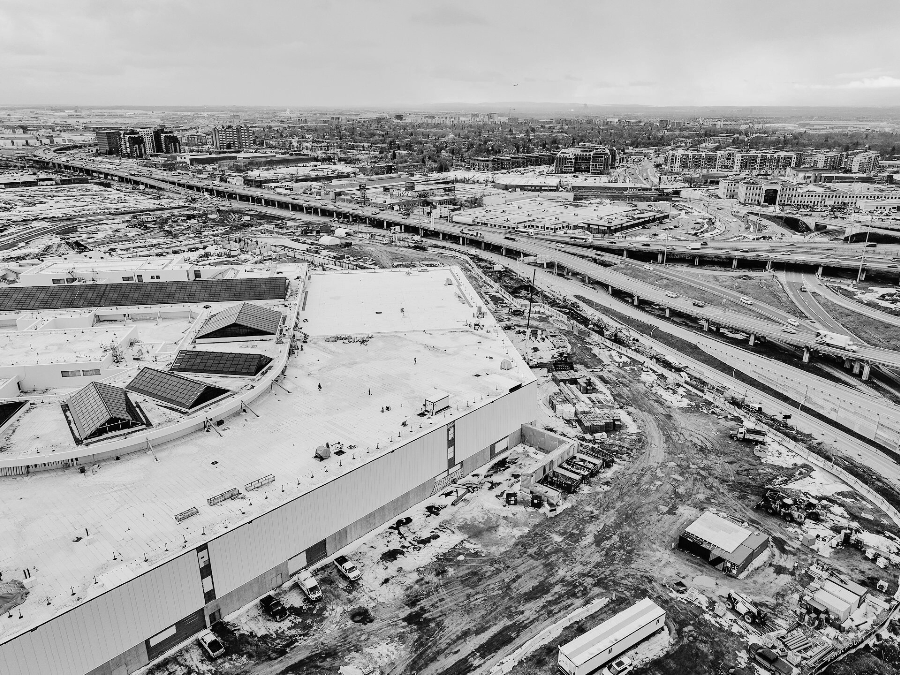 photo noir et blanc à vol d'oiseau de chantier de construction en hiver et autoroute